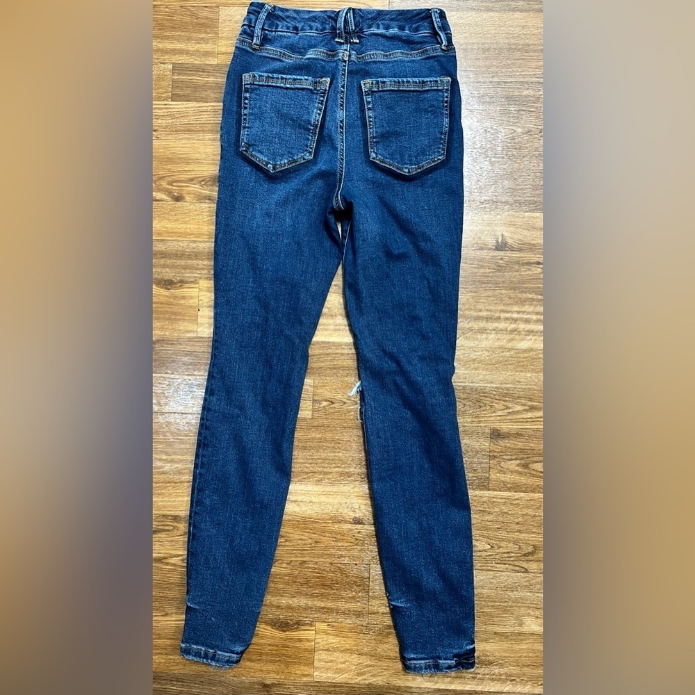 Good American dark wash distressed stretch skinny jeans. Organic cotton size 2 - Picture 5 of 8